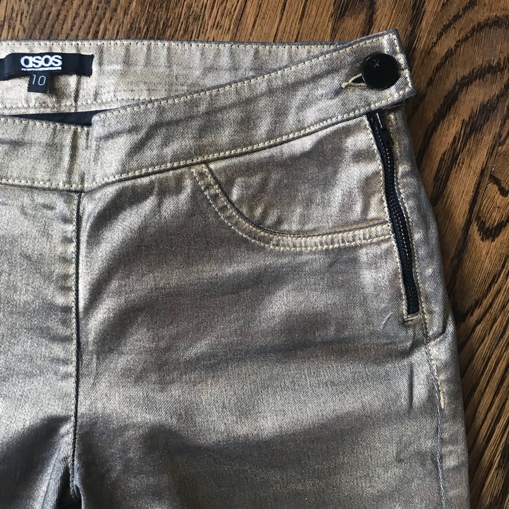 3 for $10⬇️ ASOS metallic gold jeans. Very chic